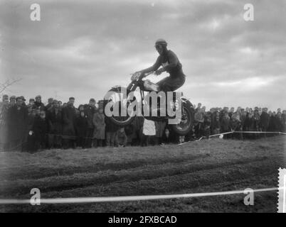 Motocross internazionale a Gemert (Brabante del Nord). Joep Jansen in azione sul salto con gli sci, 22 febbraio 1959, motocross, salto con gli sci, I Paesi Bassi, foto agenzia stampa del XX secolo, notizie da ricordare, documentario, fotografia storica 1945-1990, storie visive, Storia umana del XX secolo, che cattura momenti nel tempo Foto Stock