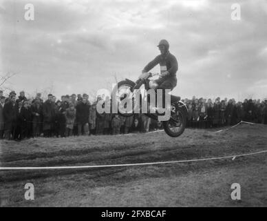 Motocross internazionale a Gemert (Brabante del Nord). Brother Dirks in azione sul salto con gli sci, 22 febbraio 1959, motocross, salti da sci, I Paesi Bassi, foto agenzia stampa del XX secolo, notizie da ricordare, documentario, fotografia storica 1945-1990, storie visive, Storia umana del XX secolo, che cattura momenti nel tempo Foto Stock