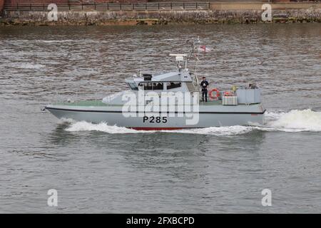 La Royal Navy Scimitar classe pattuglia barca HMS SABRE (P285) passando Fort blockhouse, Gosport Foto Stock