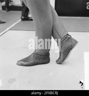 Fiera internazionale della calzatura a Jaarbeurs in Utrecht, Stiefelette weight shoe, 13 aprile 1964, Shoes, Paesi Bassi, foto agenzia stampa del xx secolo, notizie da ricordare, documentario, fotografia storica 1945-1990, storie visive, Storia umana del XX secolo, che cattura momenti nel tempo Foto Stock