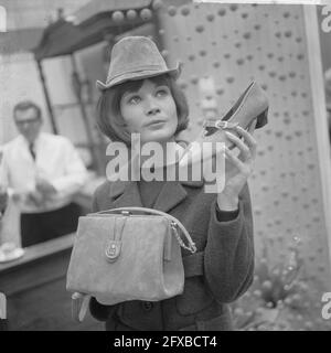 Fiera internazionale della calzatura a Utrecht, calzature, cappello, borsa combinata, 5 aprile, 1965, fiere, cappelli, calzature, Paesi Bassi, foto agenzia stampa del xx secolo, notizie da ricordare, documentario, fotografia storica 1945-1990, storie visive, Storia umana del XX secolo, che cattura momenti nel tempo Foto Stock