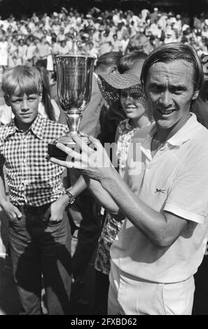 Campionati internazionali di tennis a Hilversum, G. Batttrick con coppa, 1 agosto 1971, tennis, Paesi Bassi, foto agenzia stampa del XX secolo, notizie da ricordare, documentario, fotografia storica 1945-1990, storie visive, Storia umana del XX secolo, che cattura momenti nel tempo Foto Stock