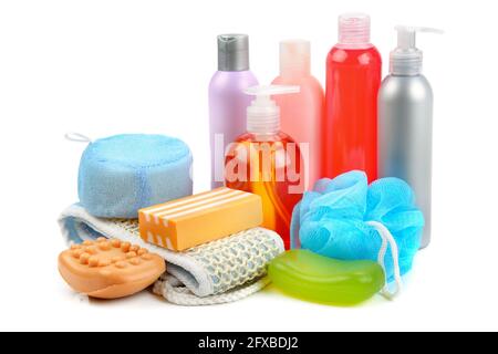 Shampoo, sapone e spugna da bagno isolati su sfondo bianco. Assortimento di articoli per l'igiene personale. Foto Stock