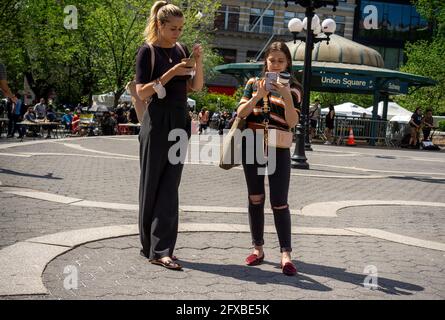 Maskless People in Union Square Park a New York sabato 15 maggio 2021. Il CDC ha pubblicato nuove linee guida che consentono ai completamente vaccinati di partecipare ad attività indoor e outdoor, grandi o piccole, senza indossare una maschera o un divaricarsi sociale. (© Richard B. Levine) Foto Stock