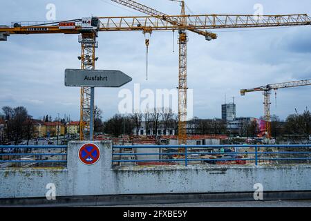 Obersendling ha un grande stock di alloggi che ha ancora vecchi quartieri residenziali incorporati in un'area industriale e commerciale. Un distretto in transiti Foto Stock