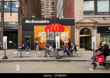 Un ristorante McDonald's a Union Square a New York pubblicizza l'offerta di Chicken Sandwich Deluxe croccante martedì 11 maggio 2021. Nel 2019 Popeye’s ha debuttato con grande successo il suo panino di pollo, portando quasi ogni catena di fast food a generare un piatto di pollo croccante. McDonald’s è finalmente entrato come gorilla da 800 libbre e ha già portato ad una spinta del traffico nei suoi ristoranti. (© Richard B. Levine) Foto Stock