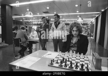 Torneo di scacchi Interpolis a Tilburg, da sinistra a destra Karpov, Sosonko e Timman, 23 settembre 1980, scacchi, I Paesi Bassi, foto agenzia stampa del XX secolo, notizie da ricordare, documentario, fotografia storica 1945-1990, storie visive, Storia umana del XX secolo, che cattura momenti nel tempo Foto Stock