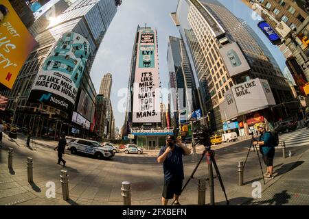 La borsa Nasdaq e i cartelloni circostanti sono decorati per l'offerta pubblica iniziale del marchio Oatly latte di avena a Times Square a New York giovedì 20 maggio 2021 martedì 20 aprile 2021. La società svedese Oatly Group AB ha inizialmente valutato l'IPO a 17 dollari per azione, stimando l'azienda a circa 10 miliardi di dollari. (© Richard B. Levine) Foto Stock