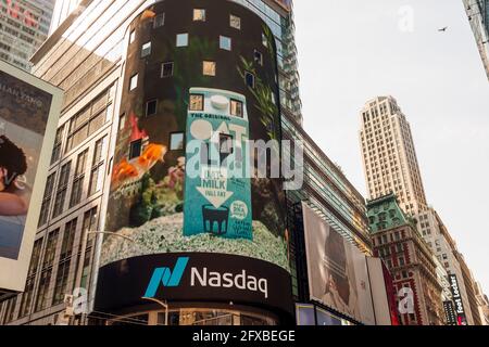 La borsa Nasdaq e i cartelloni circostanti sono decorati per l'offerta pubblica iniziale del marchio Oatly latte di avena a Times Square a New York giovedì 20 maggio 2021 martedì 20 aprile 2021. La società svedese Oatly Group AB ha inizialmente valutato l'IPO a 17 dollari per azione, stimando l'azienda a circa 10 miliardi di dollari. (© Richard B. Levine) Foto Stock