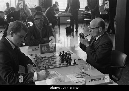 Torneo di scacchi Interzone nell'edificio GAK di Amsterdam, frontunner Spasski contro il contendente americano Reschevski (destra), 8 giugno 1964, scacchi, sport, Paesi Bassi, foto agenzia stampa del xx secolo, notizie da ricordare, documentario, fotografia storica 1945-1990, storie visive, Storia umana del XX secolo, che cattura momenti nel tempo Foto Stock