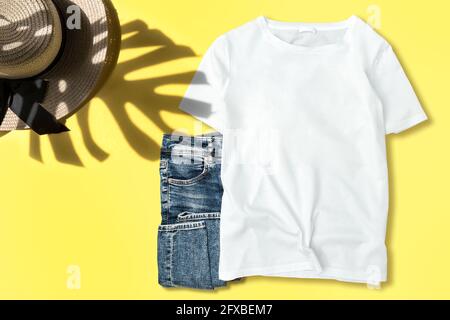 Maglietta bianca semplice unisex mock up camicia. Moda estate piatto lay Foto Stock