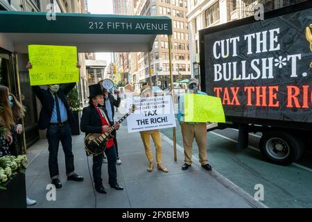 I manifestanti di Patriotic Millionaires tengono una tassa il rally ricco fuori del palazzo di appartamenti di Jeff Bezos a Nomad a New York lunedì 17 maggio 2021. Il gruppo sta usando il giorno di imposta per chiedere che il codice di imposta sia modificato per richiedere ai ricchi di pagare la loro giusta quota. (© Richard B. Levine) Foto Stock