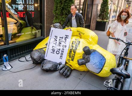 I manifestanti di Patriotic Millionaires tengono una tassa il rally ricco fuori del palazzo di appartamenti di Jeff Bezos a Nomad a New York lunedì 17 maggio 2021. Il gruppo sta usando il giorno di imposta per chiedere che il codice di imposta sia modificato per richiedere ai ricchi di pagare la loro giusta quota. (© Richard B. Levine) Foto Stock