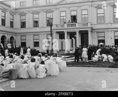 Ingresso Queen Juliana in the Hague Dance Performance, 18 settembre 1948, ingresso, Paesi Bassi, foto agenzia stampa del xx secolo, notizie da ricordare, documentario, fotografia storica 1945-1990, storie visive, Storia umana del XX secolo, che cattura momenti nel tempo Foto Stock