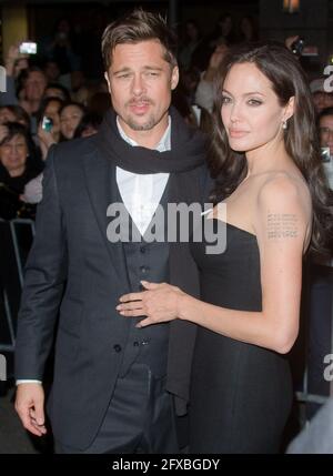 Brad Pitt e Angelina Jolie arrivano per la prima di ''Changeling'' al Teatro Ziegfeld il 4 ottobre 2008 a New York. Foto Stock