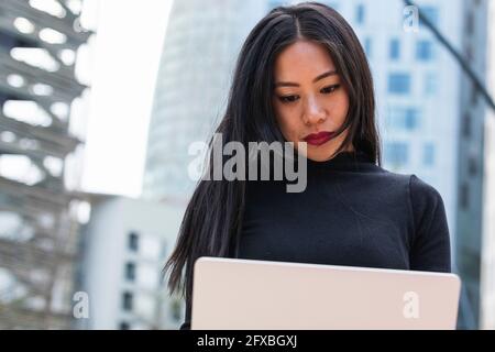 Bella donna utilizzando laptop Foto Stock