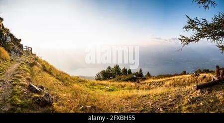 Italia, Lombardia, Hiker sul Monte Legnoncino con vista sul Lago di Como Foto Stock