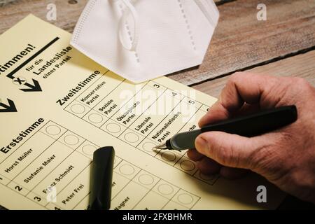 Ballottaggio e penna su tavolo con maschera protettiva e test corona Rapid Foto Stock