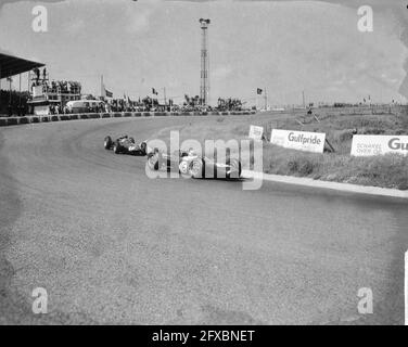 Il vincitore di Jim Clark Grote Prijs van Nederland nel 1963. Con corona e coppa. Numero 16 Brabham e numero 12 G. Hill in curva, 23 giugno 1963, vincitori, coppe, Paesi Bassi, foto agenzia stampa del xx secolo, notizie da ricordare, documentario, fotografia storica 1945-1990, storie visive, Storia umana del XX secolo, che cattura momenti nel tempo Foto Stock