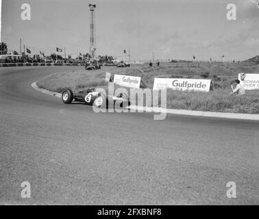 Il vincitore di Jim Clark Grote Prijs van Nederland nel 1963. Con corona e coppa. Jim Clark in curva, giugno 23 1963, vincitori, coppe, Paesi Bassi, foto agenzia stampa del xx secolo, notizie da ricordare, documentario, fotografia storica 1945-1990, storie visive, Storia umana del XX secolo, che cattura momenti nel tempo Foto Stock