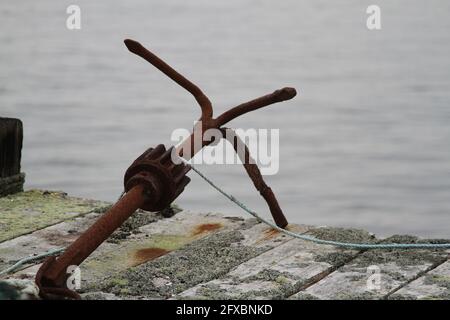 Antico ancoraggio per la nautica seduto su un vecchio molo Foto Stock