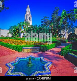 California Tower e Alcazar Gardens a Balboa Park, San Diego Foto Stock