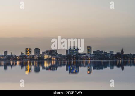 Germania, Amburgo, architettura del distretto di St Georg che riflette nel lago di Binnenalster Foto Stock