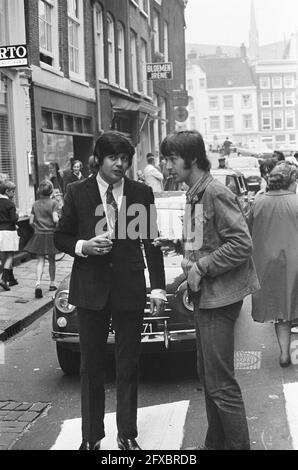 Johnny Lion (centro) e Spencer Davis bere un bicchiere di birra in strada, 1 ottobre 1966, aperture, cantanti, I Paesi Bassi, foto agenzia stampa del XX secolo, notizie da ricordare, documentario, fotografia storica 1945-1990, storie visive, Storia umana del XX secolo, che cattura momenti nel tempo Foto Stock