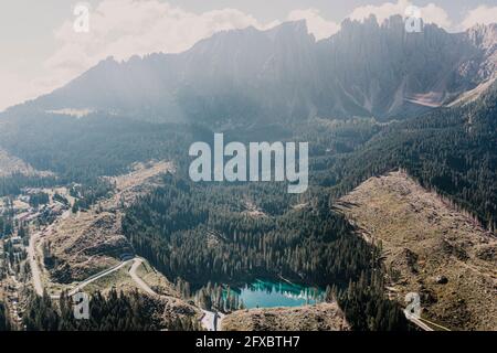 Lago di Carezza sulle dolomiti in Alto Adige, Italia Foto Stock