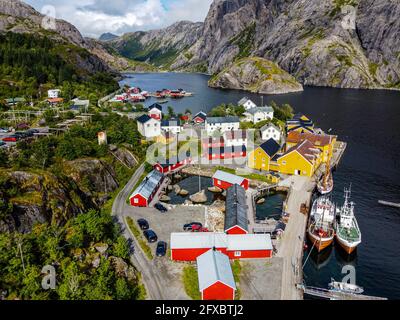 Norvegia, Nordland, Nusfjord, veduta aerea del villaggio di pescatori che si trova lungo Vestfjorden Foto Stock