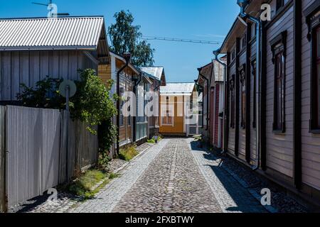 Finlandia, Rauma, vecchie case di legno lungo la strada acciottolata in Old Rauma Foto Stock