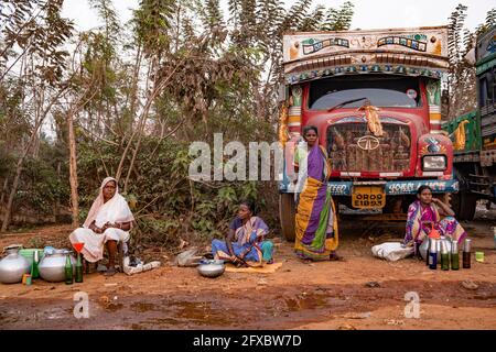 Santal donne che vendono handia (bootlegging) ad un festival tribale. Bhubaneshwar, Odisha. Foto Stock
