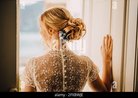 Sposa bionda con pan di capelli che indossa abito da sposa Foto Stock