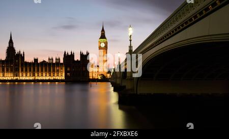 Regno Unito, Inghilterra, Londra, Panorama del ponte di Westminster e del Tamigi al tramonto con il Palazzo di Westminster sullo sfondo Foto Stock