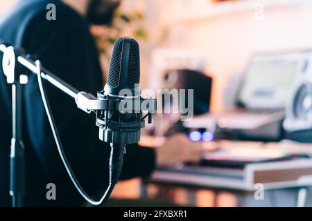 Microfono a condensatore sul supporto in studio Foto Stock