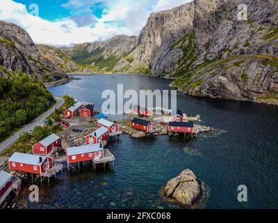 Norvegia, Nordland, Nusfjord, veduta aerea del villaggio di pescatori che si trova lungo Vestfjorden Foto Stock