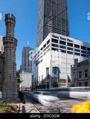 Water Tower Place progettato da Edward Dart Foto Stock