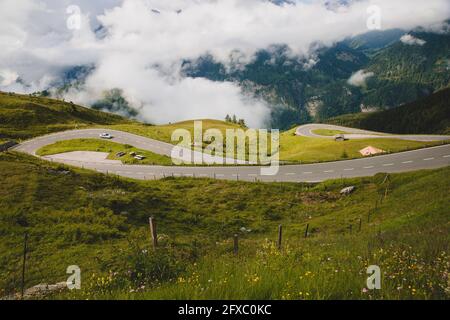 Austria, Carinzia, vista ad alto angolo della vettura sulla tortuosa strada alpina Grossglockner Foto Stock