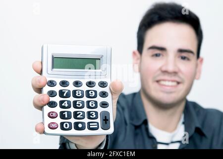 calcolatrice in primo piano con l'uomo sullo sfondo sorridente Foto Stock