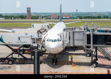 Un aereo all'Aeroporto Internazionale di Denpasar, conosciuto anche come Aeroporto Internazionale di Ngurah Rai, a Bali, Indonesia Foto Stock