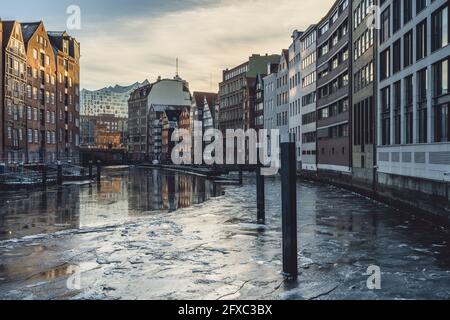 Germania, Amburgo, Nikolaifleet con Elbe Philharmonic Hall in inverno Foto Stock