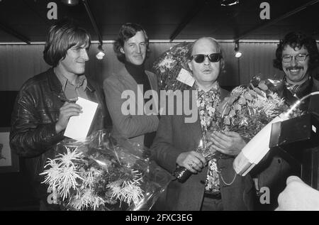 Jules de Corte riceve Louis Davidsprijs da Louis van Dijk ad Amstelveen; Rogier van Otterloo, Ruud Jacobs, Jules de Corte e Louis van Dijk, 25 novembre 1975, Paesi Bassi, foto agenzia stampa del XX secolo, notizie da ricordare, documentario, fotografia storica 1945-1990, storie visive, Storia umana del XX secolo, che cattura momenti nel tempo Foto Stock