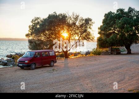 Tramonto su pulmino parcheggiato lungo la strada sterrata nel Parco Nazionale delle paludi di Amvrakikos Foto Stock