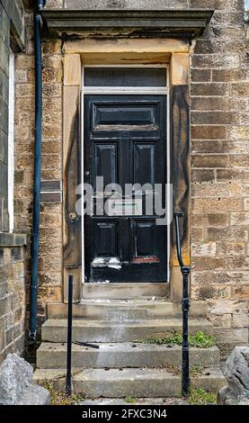 Scalini di pietra alla porta anteriore della casa di città vittoriana Foto Stock