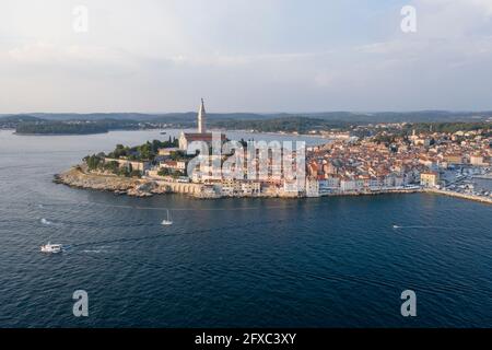 Croazia, Istria, Rovigno, Vista aerea della città costiera situata sul bordo occidentale della penisola istriana Foto Stock