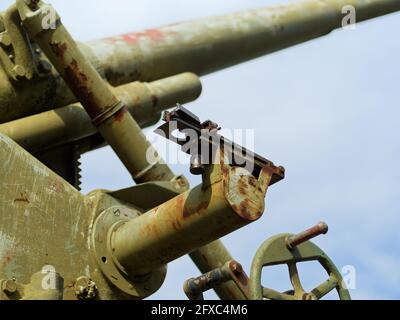 Primo piano del lato destro di uno storico cannone antiaereo Bofors M30 da 75 mm a Vartiovuori, Turku, Finlandia. Foto Stock