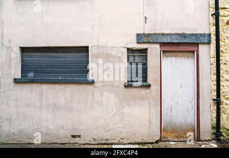 Si sono imbarcati sulla porta e le finestre del vecchio edificio in città Foto Stock