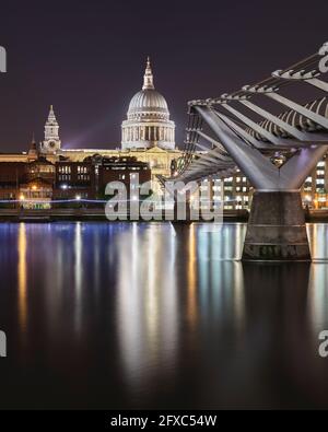 Regno Unito, Inghilterra, Londra, Millennium Bridge di notte con la Cattedrale illuminata di Saint Pauls sullo sfondo Foto Stock