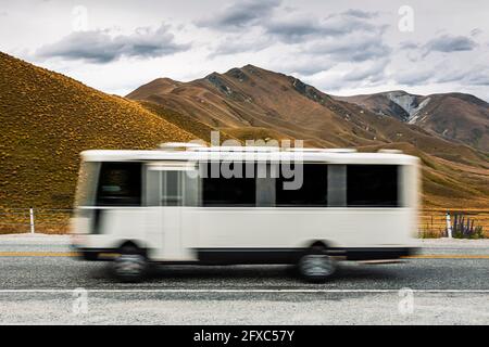 Movimento sfocato della guida a casa di un motore alongÂ autostrada statale 8 Foto Stock