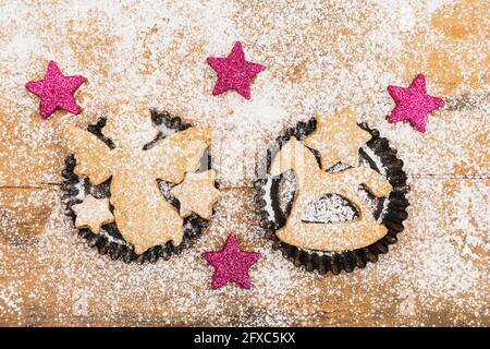 Decorazioni natalizie e biscotti freschi fatti in casa giacenti su una superficie di legno Foto Stock